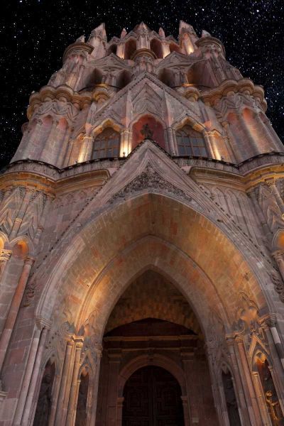 Mexico La Parroquia cathedral at night